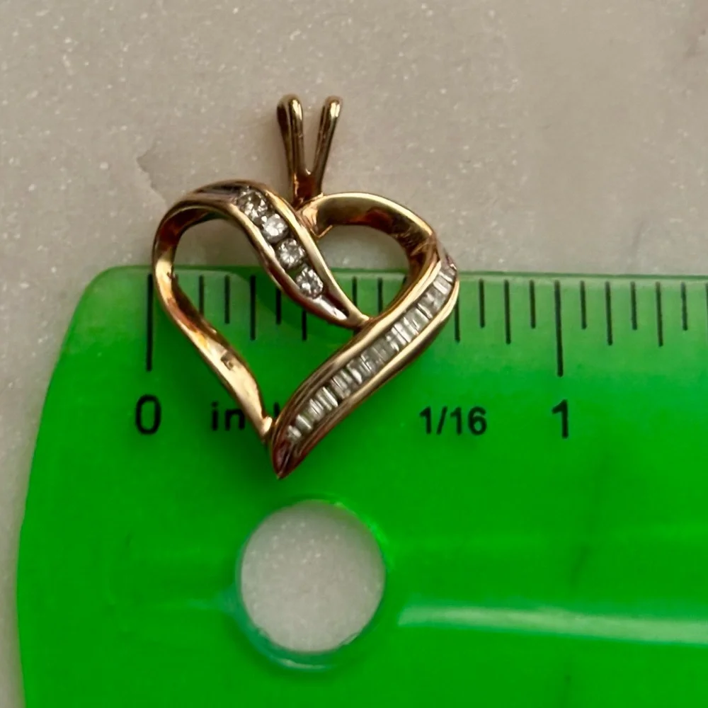 Diamond Heart Pendant 1/10 carat TW Round-Cut Diamonds 10K Gold - Picture 4 of 6